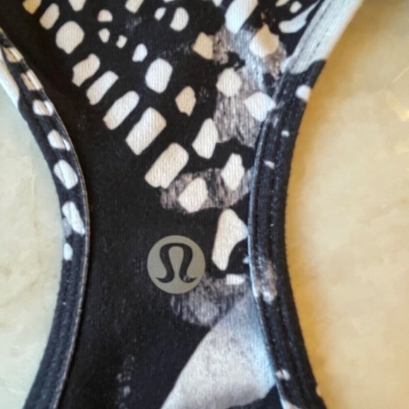 Lululemon Racerback Stretch Workout Tank Top; Geometric Print; Black/White; S/M - Picture 4 of 4